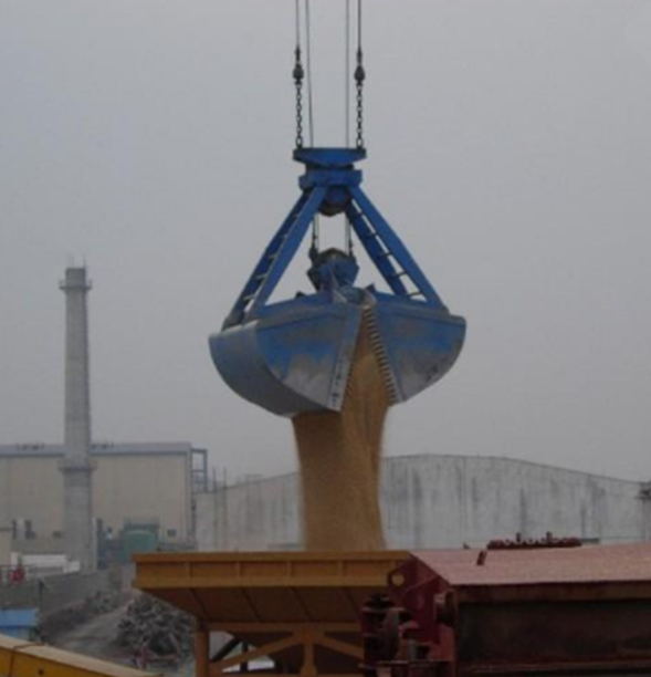 抓斗作業(yè)過程中 抓斗作業(yè)過程中